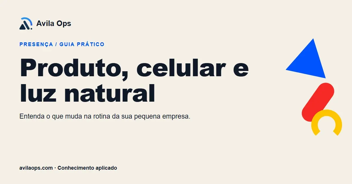 Cartaz editorial com o título “Produto, celular e luz natural” e formas azul, vermelha e amarela da Avila Ops.