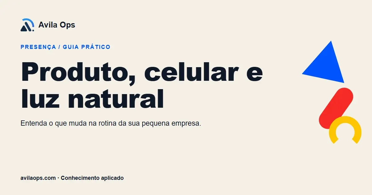 Cartaz editorial com o título “Produto, celular e luz natural” e formas azul, vermelha e amarela da Avila Ops.